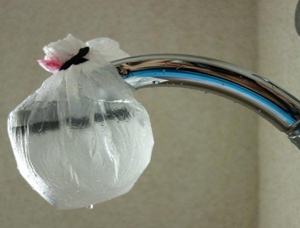 Buộc túi đựng dấm quanh vòi hoa sen thế này để hôm sau nước chảy mạnh hơn nhé.