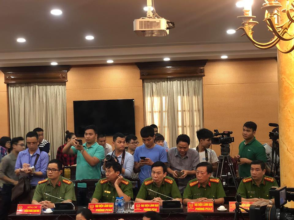 Hà Nội họp báo "nóng" ngay chiều ngày 17/9 để thông tin ban đầu về vụ việc nghiêm trọng này. Ảnh: Linh Lê - Linh Triết.