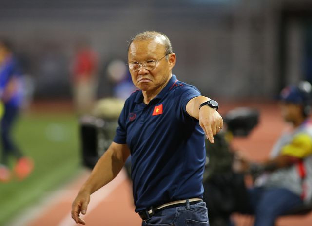 Ông Park yêu cầu dọn sạch rác sau khi rời sân.