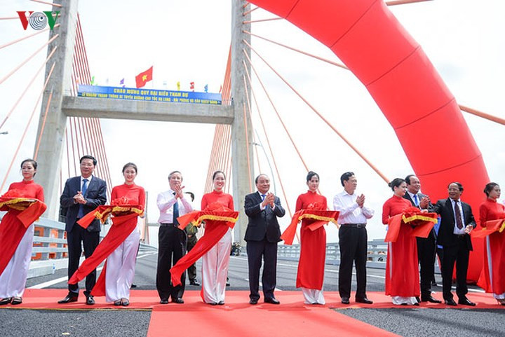 Thủ tướng Nguyễn Xuân Phúc cùng nhiều lãnh đạo Đảng và Nhà nước, 2 địa phương Quảng Ninh, Hải Phòng cắt băng khánh thành.