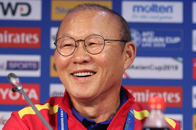 Thầy Park tỏ ra khá thoải mái trong buổi họp báo.