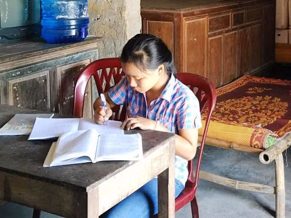 Em Ngô Thị Lài, thí sinh lỡ thi môn Văn vì không được thông báo thi lại.