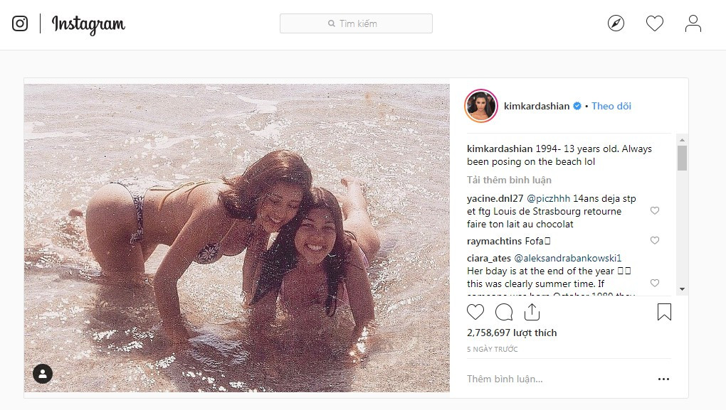 Kim Kardashian đã chia sẻ tấm hình chụp chung của mình và chị gái Kourtney trên bãi biển năm 1994.