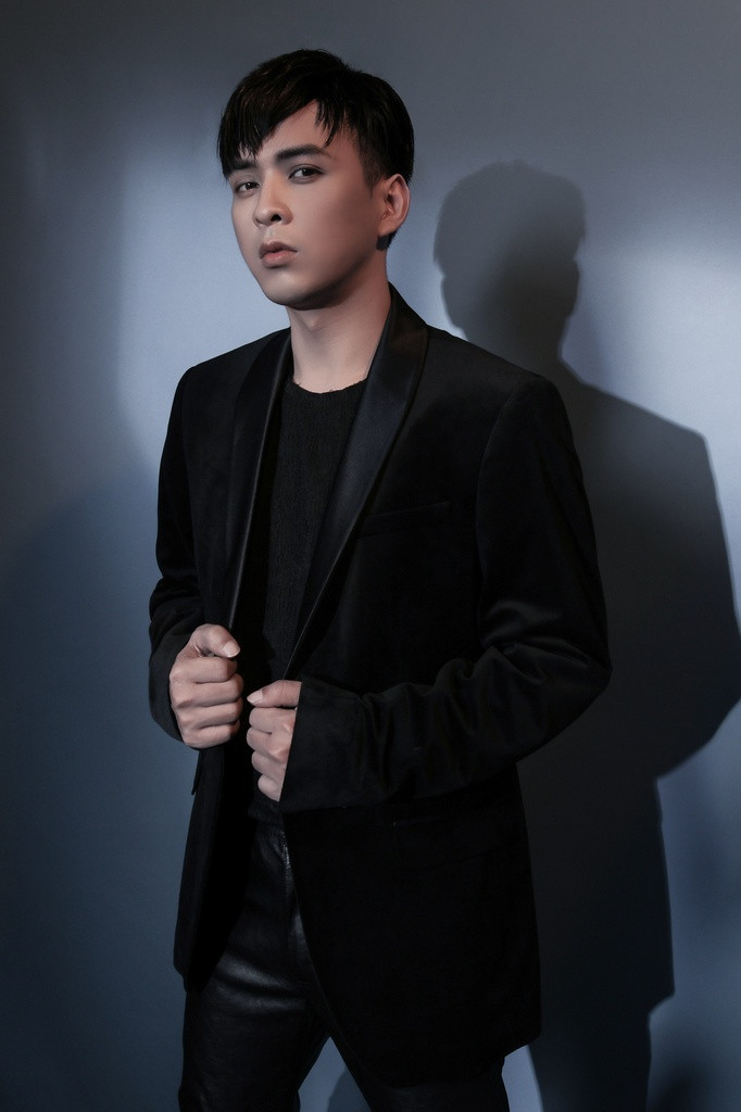 Trước đó, Hồ Quang Hiếu từng khiến khán giả đặt nghi vấn có mối quan hệ tình cảm với Khổng Tú Quỳnh khi nữ ca sĩ bất ngờ xuất hiện trong MV Anh say quá.