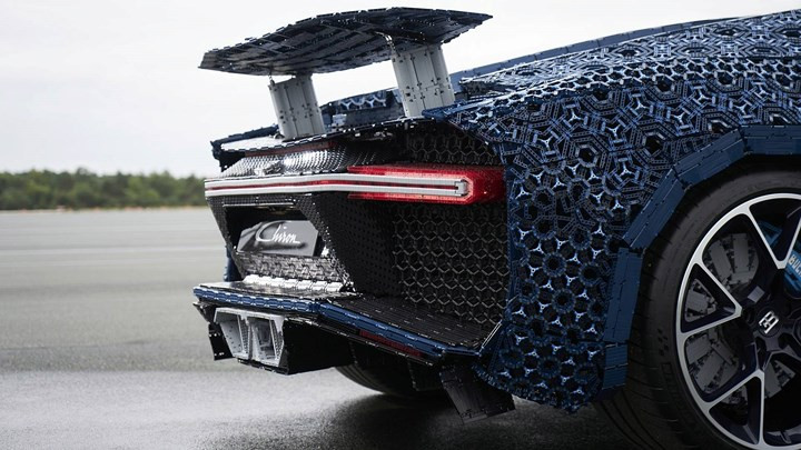 Bên cạnh đó, cánh gió của xe cũng được thiết kế có thể nâng hạ như xe thật.