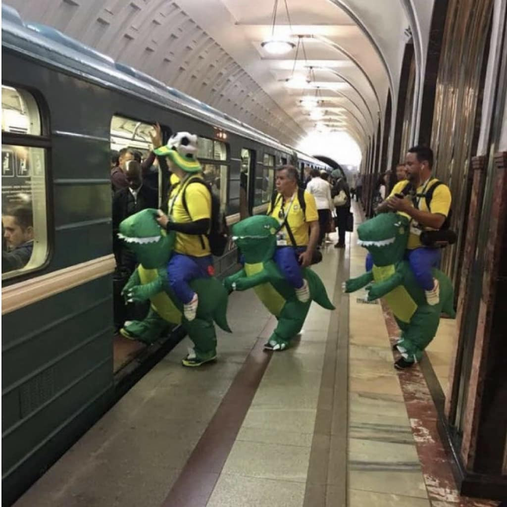 Các cổ động viên bóng đá đã cưỡi khủng long để bắt đầu chuyến tàu của mình.