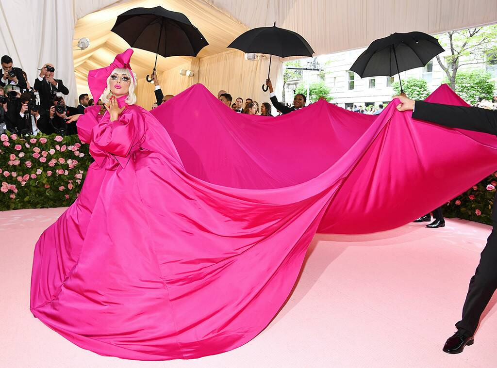 Lady Gaga đã không phụ lòng người hâm mộ với concept trang phục bám sát chủ đề.