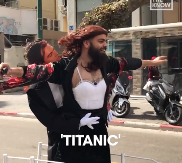 Chàng Jack ôm nàng Jose trên... ván trượt