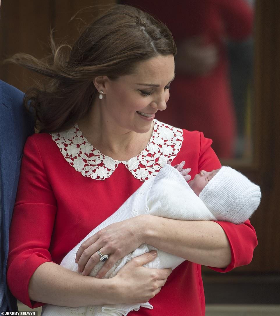 Nữ Công tước xứ Cambridge Kate Middleton bế con trai mới sinh, Hoàng tử Louis, trước cổng Lindo Wing, ngày 23/4. Phóng viên Jeremy Selywn chụp.