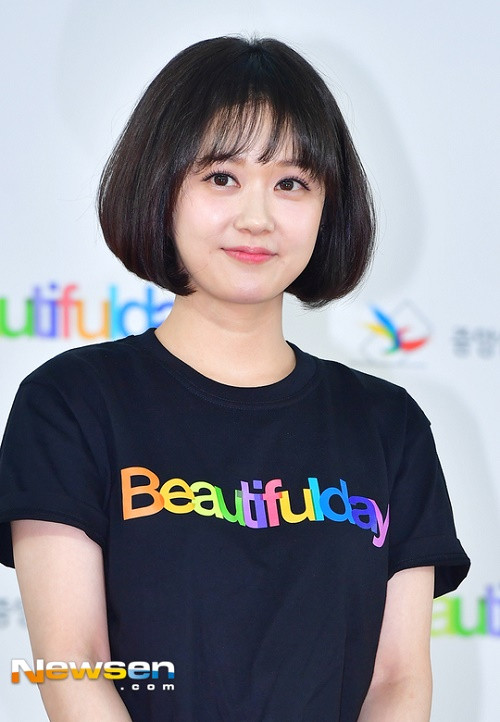 Khuôn mặt nhỏ nhắn không hề có nếp nhăn, ánh mắt lém lỉnh, nụ cười tinh nghịch đã giúp Jang Na Ra thực sự trẻ mãi không già. Trong khi nhiều đồng nghiệp cùng thế hệ đã phải nhận những vai trưởng thành, thậm chí lên chức bố mẹ thì Jang Na Ra vẫn thừa nhí nhảnh để vào vai các cô gái trẻ trung ngây thơ.