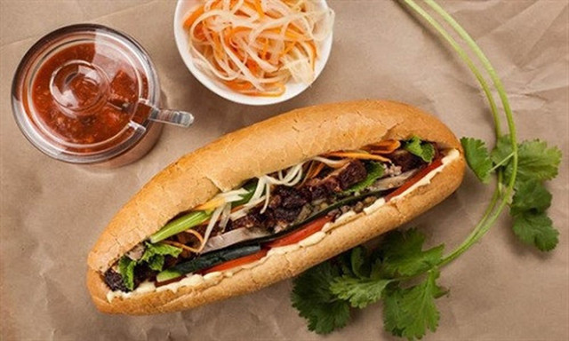 1.100 chiếc bánh mì (20.000 đồng/chiếc) gần 3 năm ăn sáng chứ ít gì!
