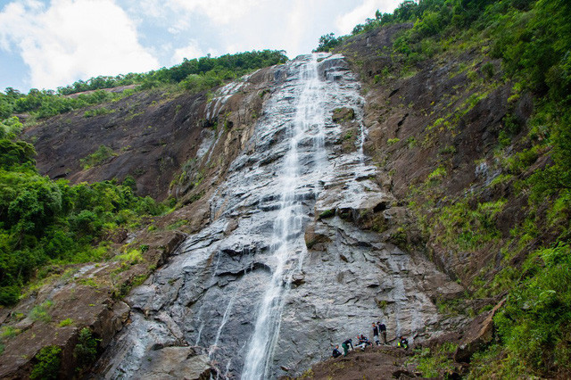 Ngọn thác Đỗ Quyên hùng vĩ là nơi thử thách cho du khách đam mê cảm giác mạnh với 689 bậc cấp, cao 300 mét