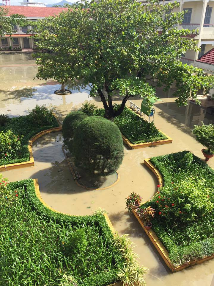 Trường hà Huy Tập ngập trong biển nước