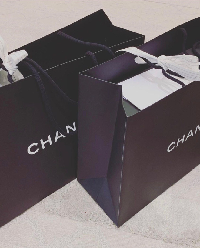 Trong ảnh là những chiếc túi, phụ kiện đồng hồ đến từ các thương hiệu nổi tiếng, khiến hội chị em không khỏi xuýt xoa và dành sự ngưỡng mộ cho Hari Won.