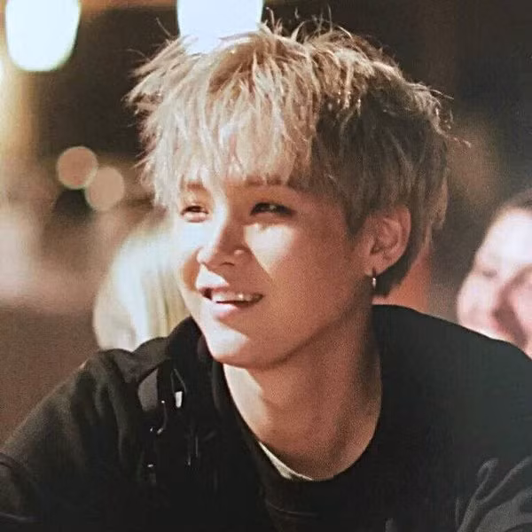Suga (BTS) xem ra cũng thích mốt tóc ngược xuôi không lề lối như thế này.