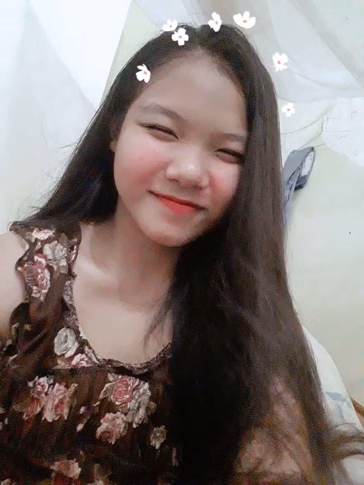 Quỳnh Mai sở hữu mái tóc đen dài rất đẹp.