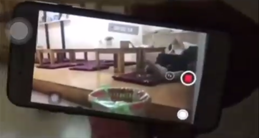 Việc nhân viên của quán không nhắc nhở ngay mà còn &quot;quay lén&quot; và khiến clip bị phát tán cũng khiến nhiều người tranh cãi và cho là không đúng