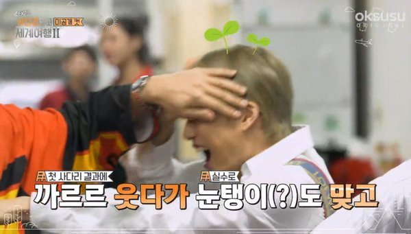 Chẳng hạn như Kai chắc chắn là sẽ cười không nổi trước cử chỉ tình thương mến thương này của Chanyeol rồi.