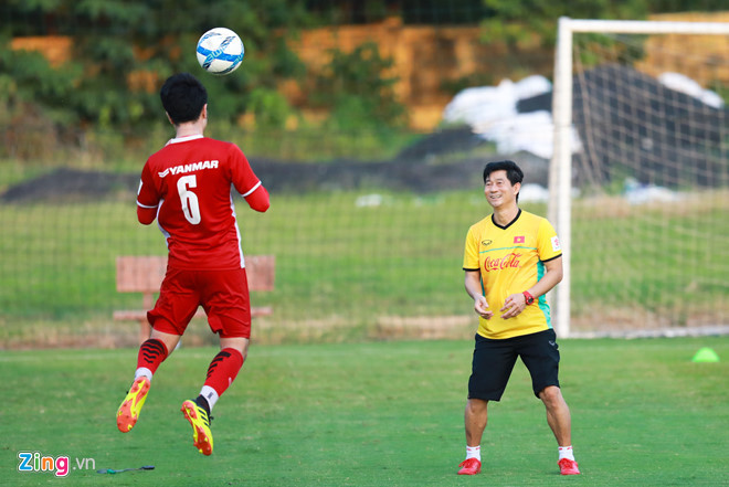 Ông Bae mỉm cười khi Xuân Trường hoàn thành một bài tập theo giáo án riêng trong một buổi tập trước thềm AFF Cup 2018. Ảnh: Minh Chiến.