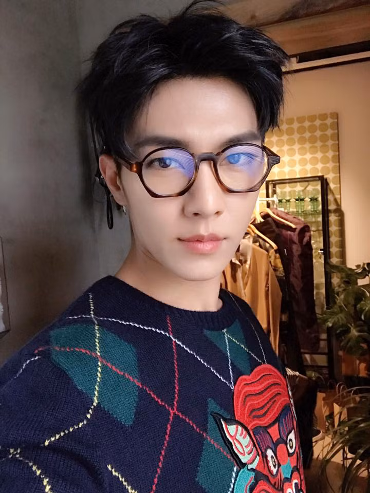 Viêm Á Luân chia sẻ mình từng là nạn nhân của bạo lực học đường.