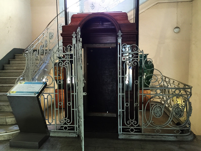 Ngôi nhà 100 tuổi kì bí.