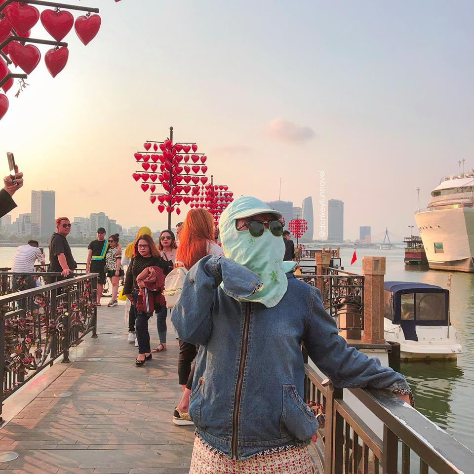 Anh là ai giữa dòng đời tấp nập - Sao anh chưa chịu tấp vào đời em?