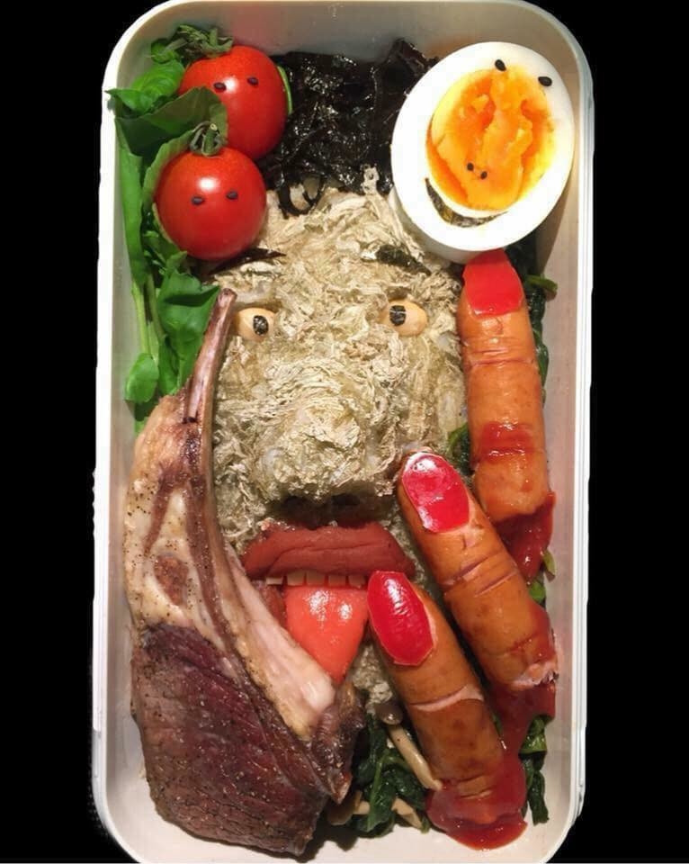 Khuôn mặt với cái lưỡi thè ra, những ngón tay đứt nhuốm máu khiến nhiều người sợ hãi.