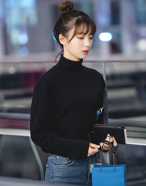 Binnie (Oh My Girl) cho thấy áo cổ lọ là item không thể thiếu với các cô gái trong mùa lạnh. Chỉ cần kết hợp cùng quần jeans, cô nàng đã có diện mạo gây chú ý ở sân bay.