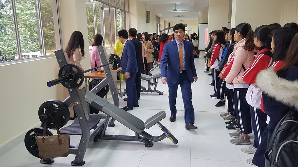 Rất nhiều thầy cô và các bạn sinh viên đã cùng nhau đến khai trương phòng gym này.