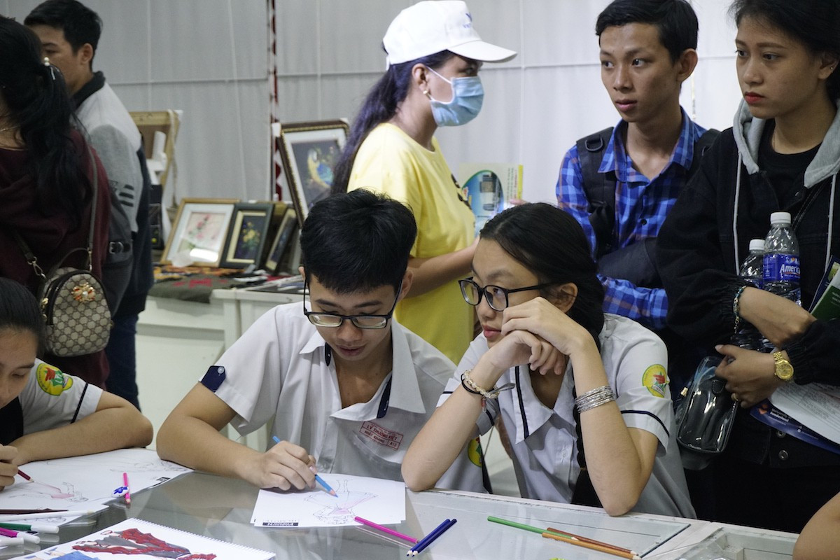 Các học sinh lớp 12 được trải nghiệm không gian học đại học. (Ảnh: Lộc Thiên)