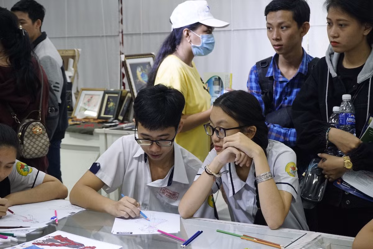 Các học sinh lớp 12 được trải nghiệm không gian học đại học. (Ảnh: Lộc Thiên)