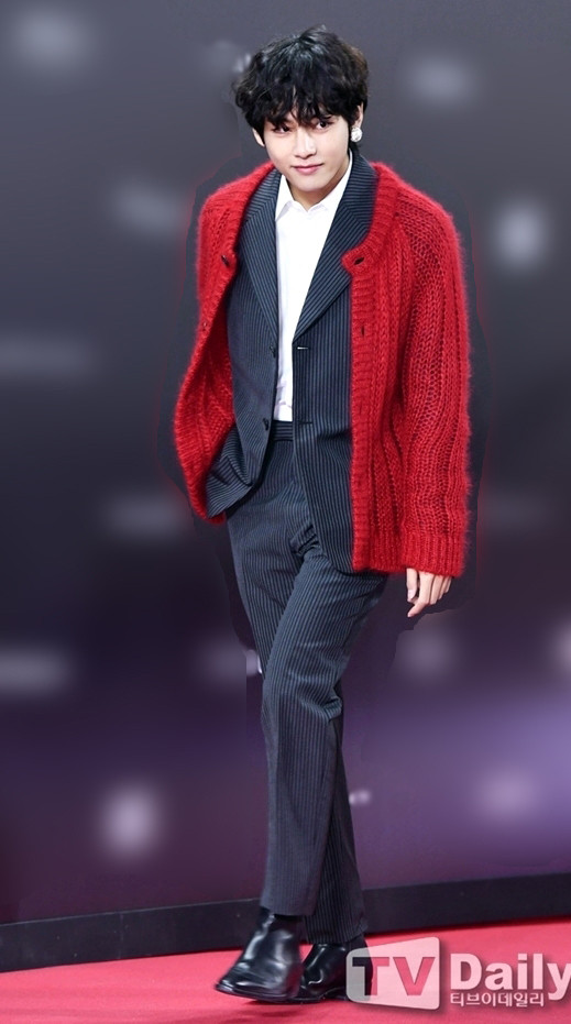 V (BTS) lựa chọn set đồ gồm suit lịch lãm kết hợp cardigan màu đỏ nổi bật đến từ BST Fall 2019 Menswear của thương hiệu Prada.