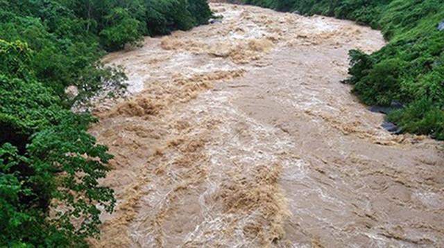 Mưa to kéo dài gây ra lũ lớn trên sông suối. Ảnh: Infonet Mưa to kéo dài gây ra lũ lớn trên sông suối. Ảnh: Infonet