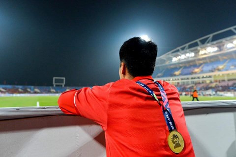 Đức Huy ngồi lại vị trí cách đây đúng 10 năm cậu đã ngồi với vai trò... nhặt bóng.