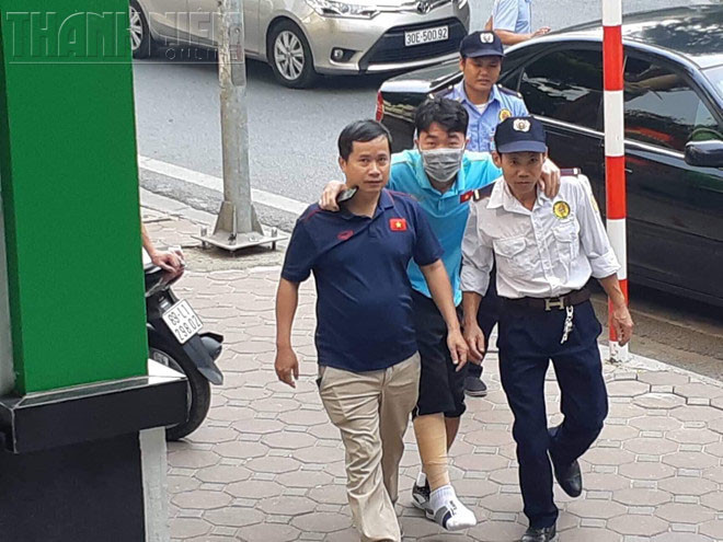 Xuân Trường được đưa đi chụp phim sáng 1/10. Ảnh: Giang Nguyễn.