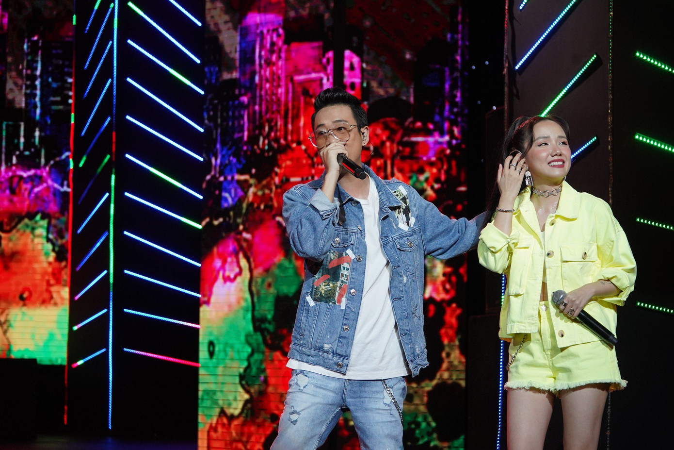 Justa Tee diện trang phục 