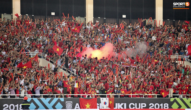 Cổ động viên phớt lờ kêu gọi của VFF, đốt pháo sáng trận Việt Nam - Malaysia. (Ảnh Sport5)