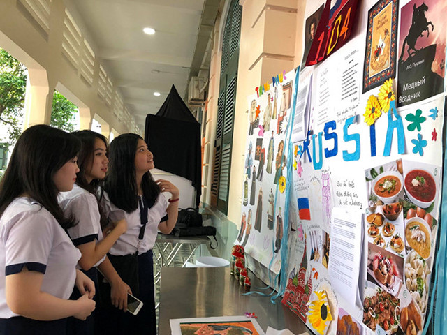 Học sinh tìm hiểu sản phẩm của các lớp.