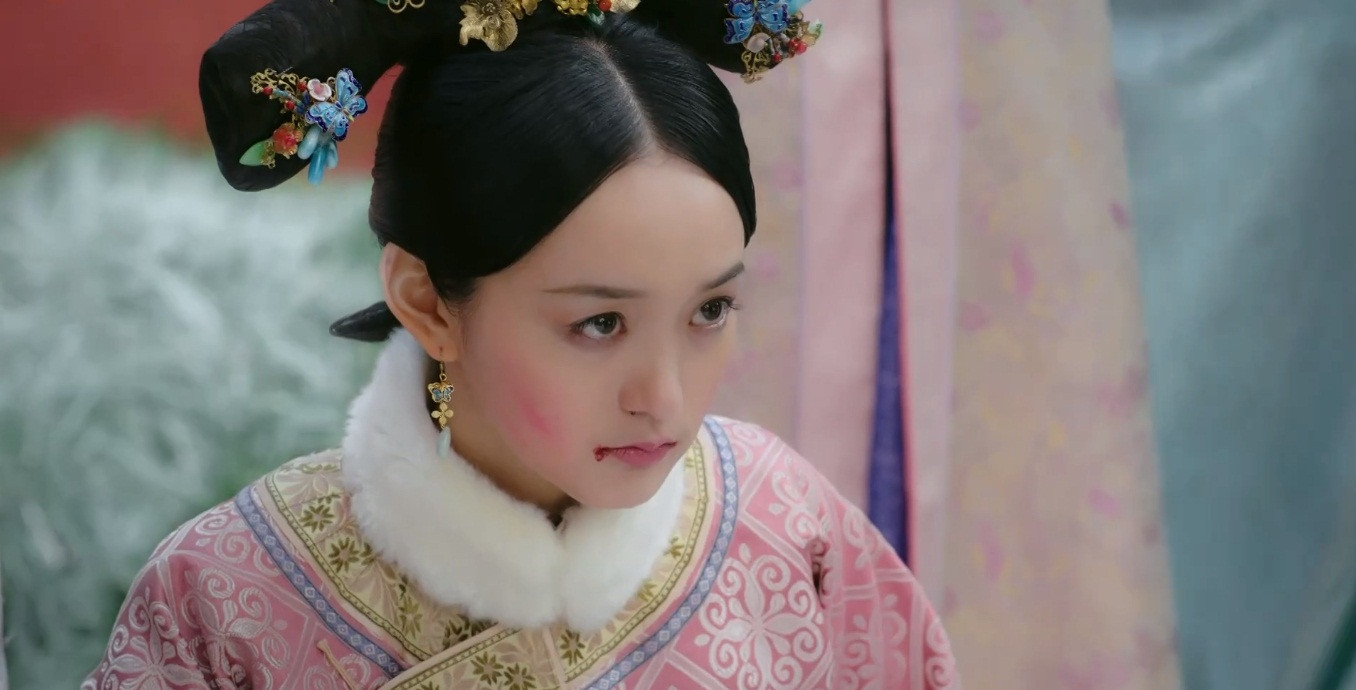 Cao Hi Nguyệt không thể đối đáp sắc bén lại, chỉ có thể hả giận bằng... vũ lực, sai người tát Bạch Nhị Cơ sưng cả hai má.