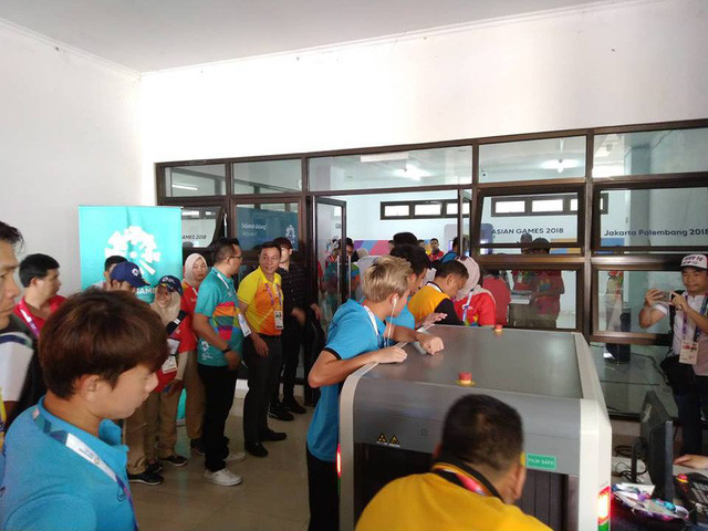 Đoàn Olympic Việt Nam qua cửa kiểm tra an ninh trước khi vào phòng thay đồ.