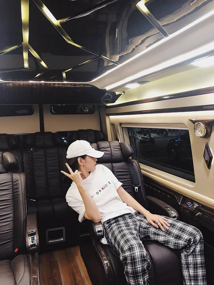 Không chỉ sở hữu không gian rộng rãi, xế hộp mới của Chi Pu còn khiến nhiều người phải choáng ngợp bởi thiết kế vô cùng sang trọng.