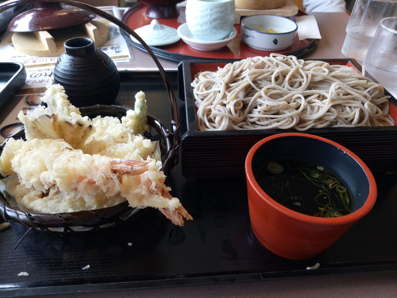 Combo mỳ lạnh và tempura tuyệt vời cho một bữa trưa.