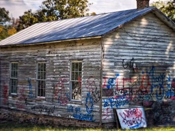 Một phòng học ở ngôi trường cổ đã bị các bạn teen vẽ bậy lên.