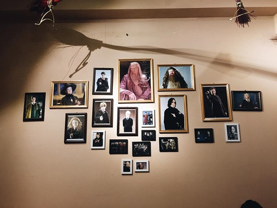 Một góc tường được phủ đầy với hình ảnh của những “bậc phù thủy” đình đám.