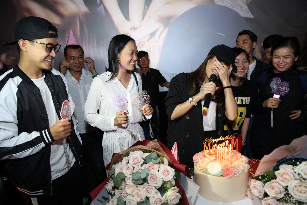 Được biết, tất cả đã cùng hẹn nhau từ trước, đồng thời chuẩn bị sẵn những món quà đặc biệt để tổ chức một buổi tiệc sinh nhật sớm hoành tráng cho giọng ca gốc Đà Nẵng. Mọi thông tin về buổi tiệc này đều được giữ bí mật đến phút cuối cùng.