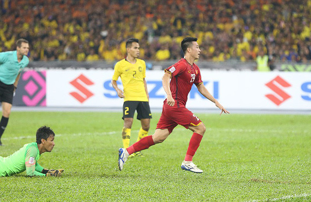 Huy Hùng mở tỉ số trận đấu