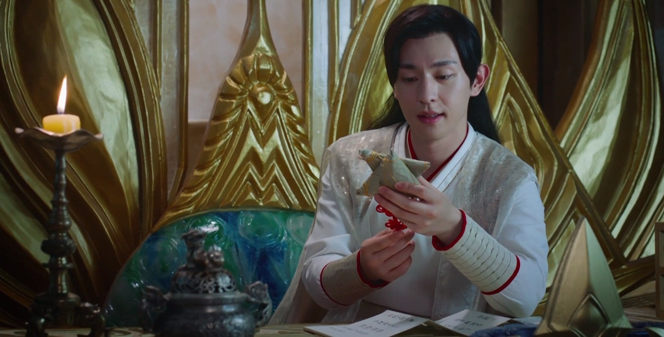 Mũm mĩm như cái bánh tro linh lực đang cầm kia kìa!