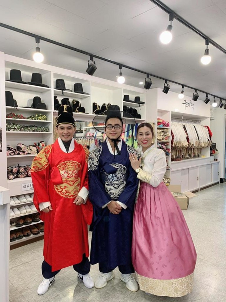 Anh chàng luôn là người &quot;hi sinh&quot; để chụp ảnh cho bố mẹ và em trai.