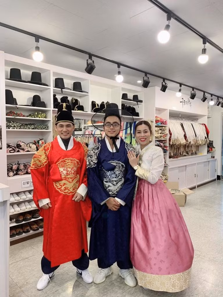 Anh chàng luôn là người "hi sinh" để chụp ảnh cho bố mẹ và em trai.