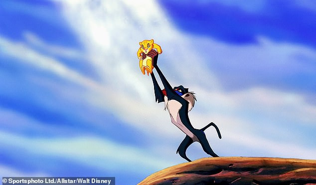 Cảnh trong “Vua sư tử”, bác khỉ đầu chó Rafiki giơ sư tử con Simba lên cao trong phiên bản hoạt hình ra mắt năm 1994. Đây là một trong những cảnh phim nổi bật nhất và được yêu thích nhất trong phim.